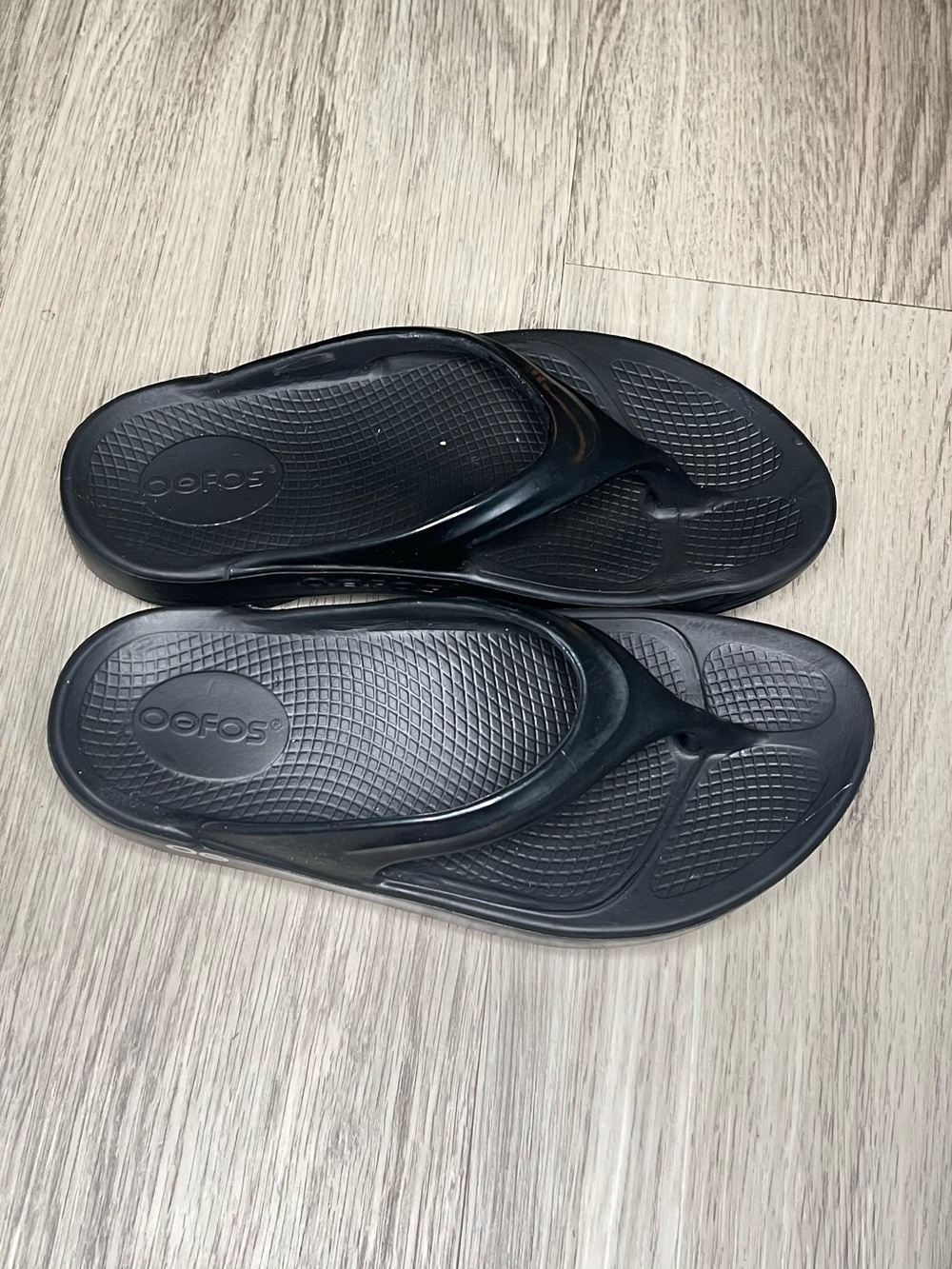Oofos Women’s Recovery Sandals Flip Flops Size 5 Black Shiny Thong - Picture 2 of 8